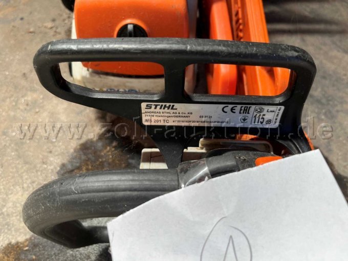 Detailansicht einer STIHL Motorsäge mit Typenschild