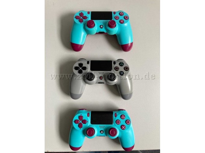 3 Controller: oben: Wireless DualShock 4 Controller Berry Blue, mitte: Wireless Controller 20th Anniversary Edition, grau, unten:Wireless DualShock 4 Controller Berry Blue