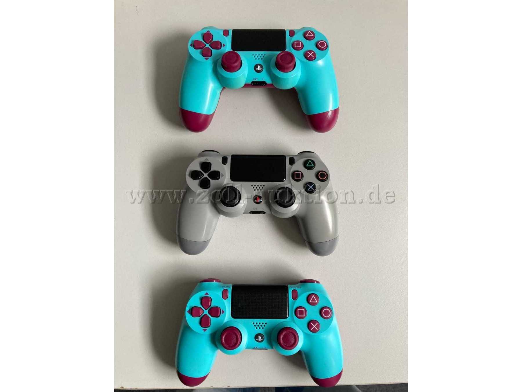 3 Controller: oben: Wireless DualShock 4 Controller Berry Blue, mitte: Wireless Controller 20th Anniversary Edition, grau, unten:Wireless DualShock 4 Controller Berry Blue