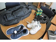 Beschreibung zu drei Paar Schuhe eine Jacke und zwei Packungen Kaffee