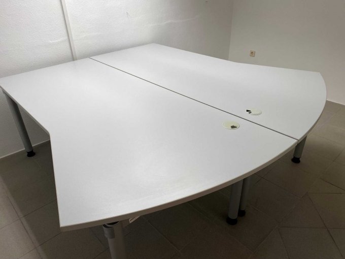 Tische mit Kabeldurchlass