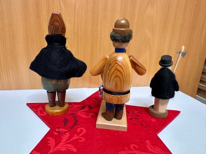 Drei Räuchermännchen Gesamtansicht hinten