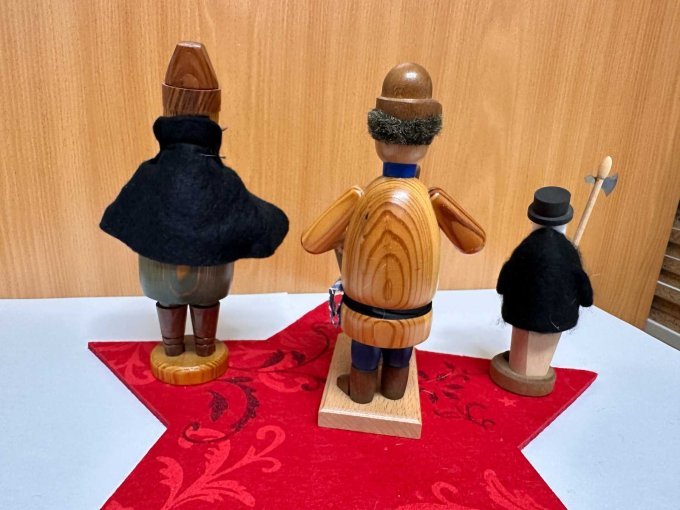 Drei Räuchermännchen Gesamtansicht hinten