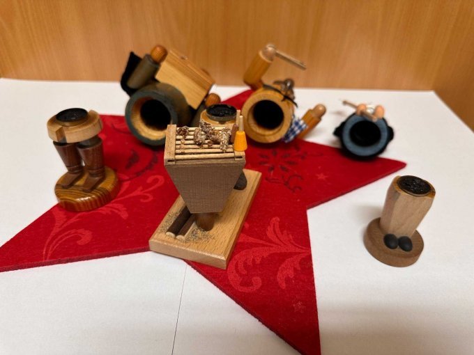 Drei Räuchermännchen Gesamtansicht mit Schmauchspuren innen