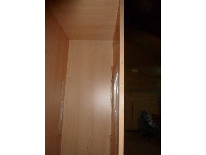 Regal mit kleinen Schraublöchern