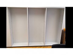 3 Graue Regale Frontansicht. Dazu kommen 15 Regalböden.