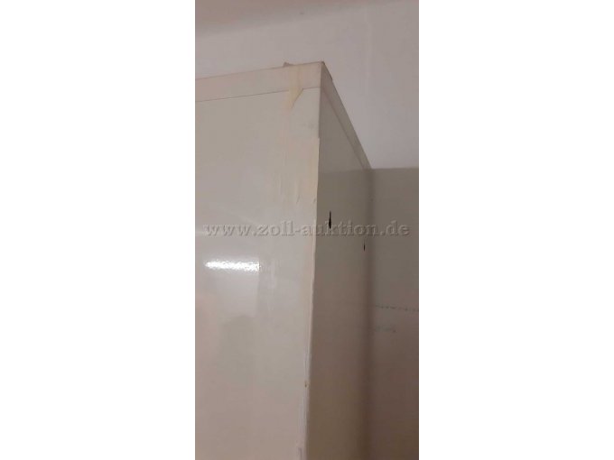 Detailansicht Farbreste (weiß) - Reste von Klebeband