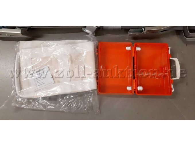 Detailansciht Erste Hilfe Koffer und Rettugstuch