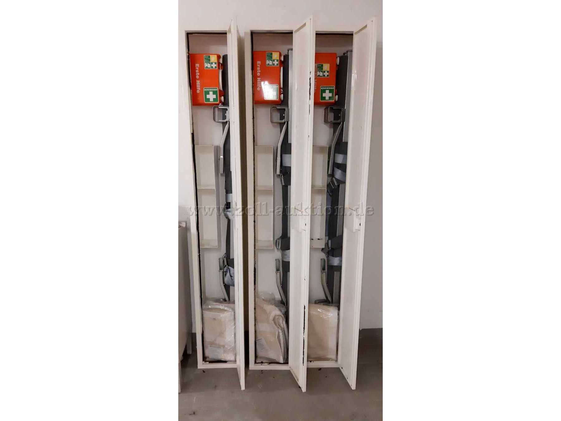 Gesamtansicht Vorderseite mit geöffneter Tür und Inhalt