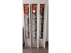 Gesamtansicht Vorderseite mit geöffneter Tür und Inhalt