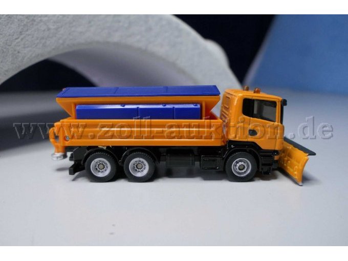 Scania Winterdienst mit Schneeschieber Ansicht von der Seite