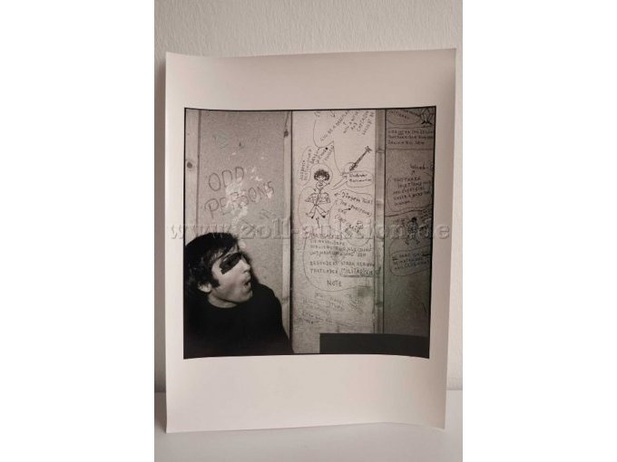 SW-Foto, Person vor Karikatur SW-Foto, Person vor Karikatur