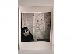 SW-Foto, Person vor Karikatur