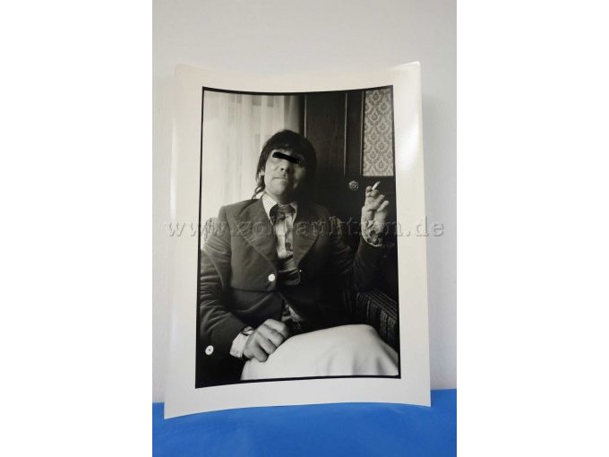 SW-Bild
Herr mit Zigarette