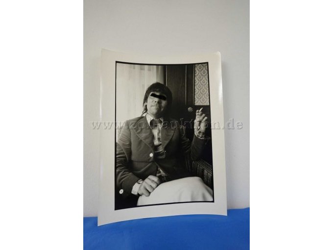 SW-Bild
Herr mit Zigarette