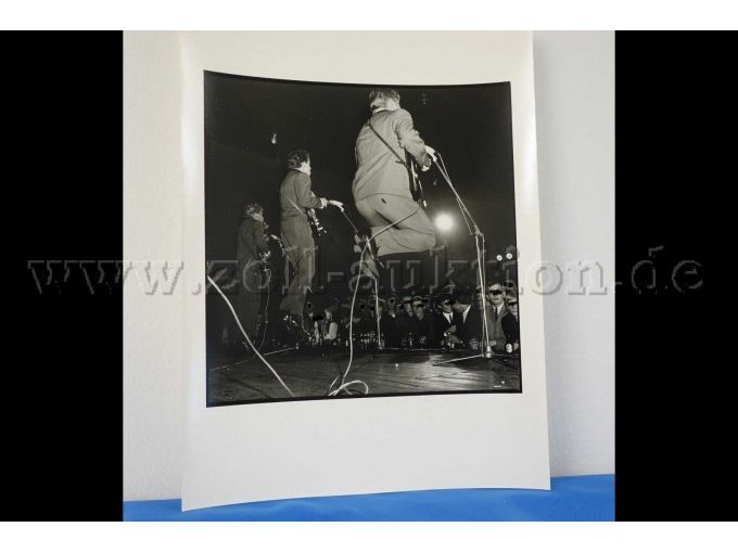 Musiker mit Sprung auf der Bühne