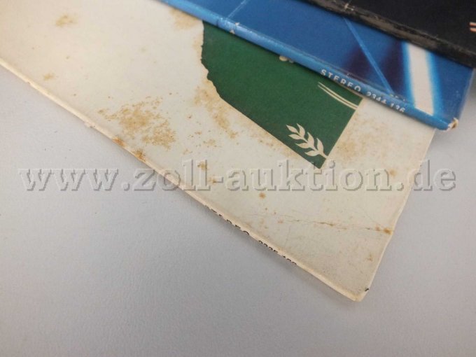 Detailaufnahme der Cover mit Beschädigungen
