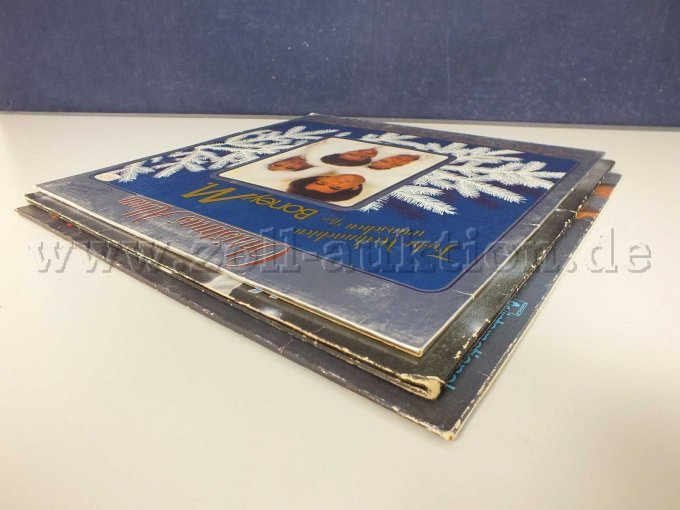 Seitliche Ansicht der LPs liegend von links, mit Beschädigungen