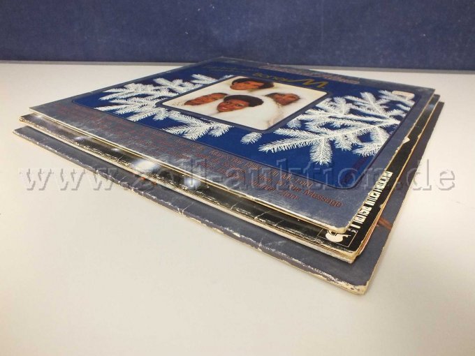 Seitliche Ansicht der LPs liegend von rechts, mit Beschädigungen