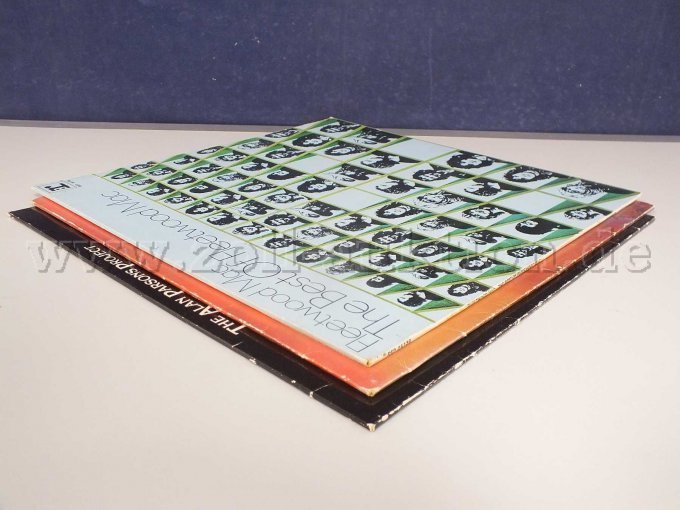 Seitliche Ansicht der LPs liegend von links, mit Beschädigungen