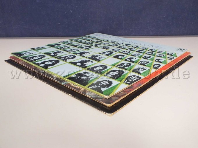 Seitliche Ansicht der LPs liegend von rechts, mit Beschädigungen