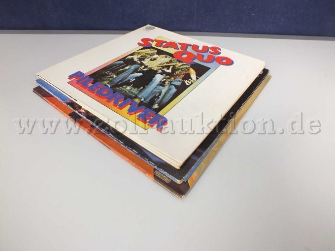 Seitliche Ansicht der LPs liegend von rechts, mit Beschädigungen