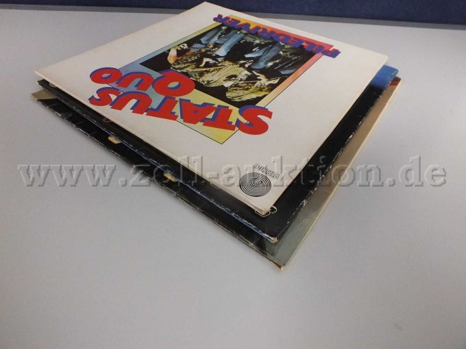 Seitliche Ansicht der LPs liegend von links, mit Beschädigungen