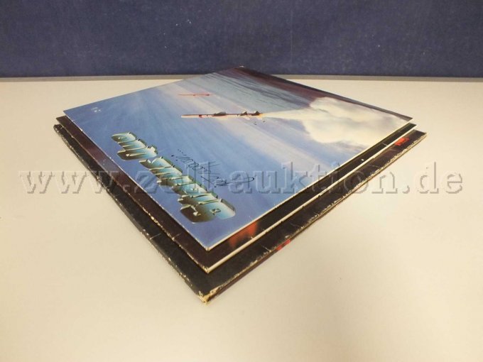 Seitliche Ansicht der LPs liegend von links mit Beschädigungen