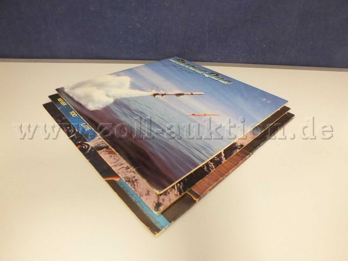 Seitliche Ansicht der LPs liegend von rechts mit Beschädigungen