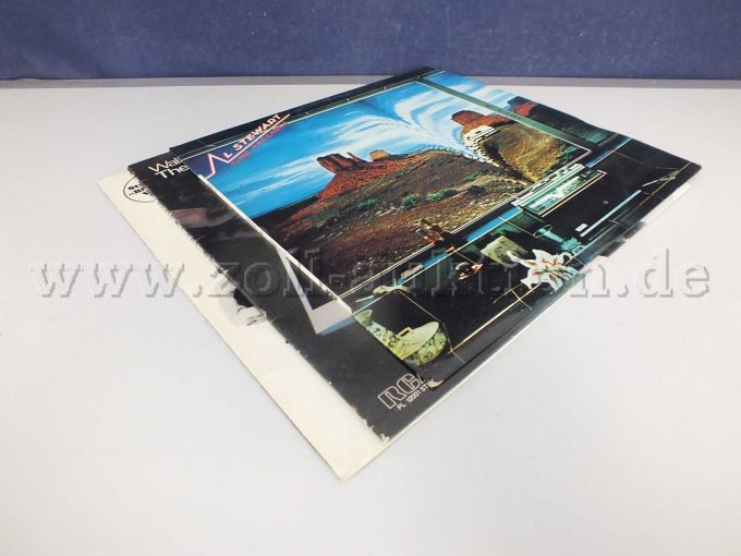 Seitliche Ansicht der LPs liegend von links mit Beschädigungen