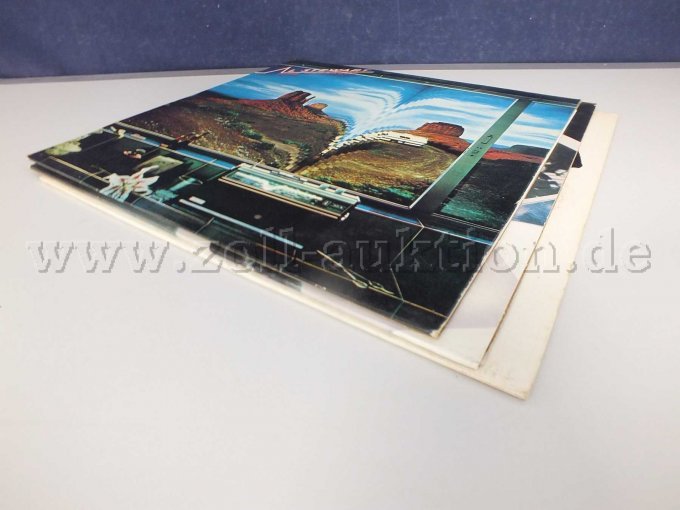 Seitliche Ansicht der LPs liegend von rechts mit Beschädigungen