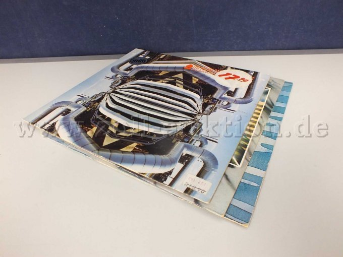 Seitliche Ansicht der LPs liegend von rechts mit Beschädigungen