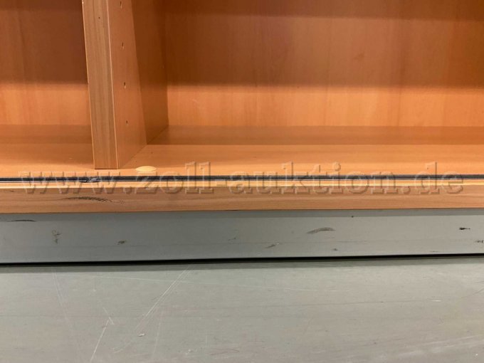 Am Sockel sind Abrieb und leichte Kratzer vorhanden.