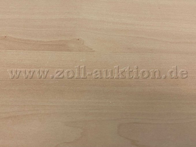 Leichte oberflächige Kratzer sind  auf der Oberfläche sichtbar.