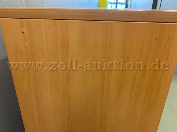 Seitlich sind ausgefranste Bohrlöcher sichtbar.