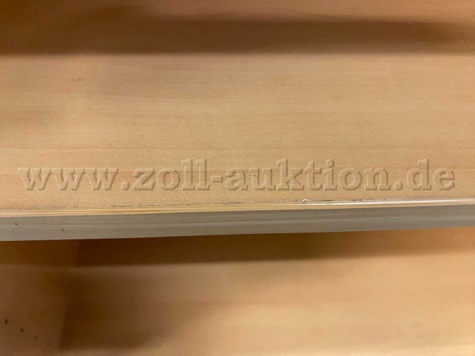 Alterstypische Gebrauchsspuren sind auf den Regalböden vorhanden.