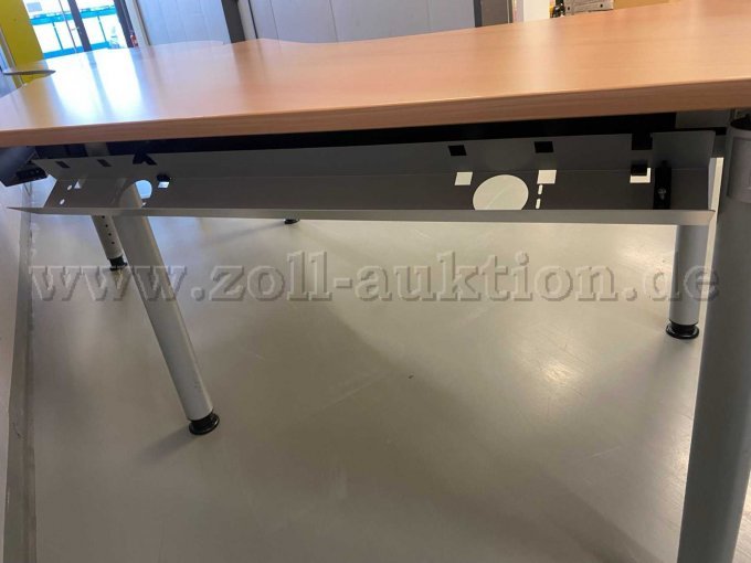 An den Tischfüßen sind leichte Abriebspuren vorhanden. Kabelkanal horizontal.