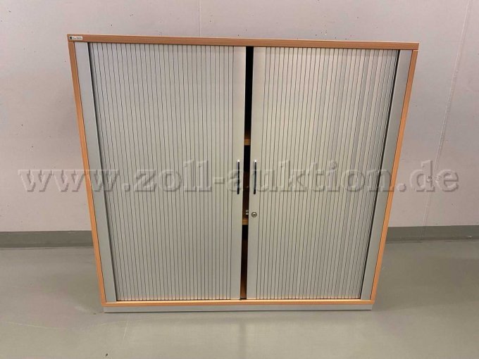 Der Querrolladenschrank ist ebenfalls in einem guten Zustand, weist aber alterstypische leichte Kratzer auf der Oberfläche auf.