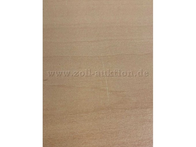 Leichte oberflächige Kratzer sind  auf der Oberfläche sichtbar.
