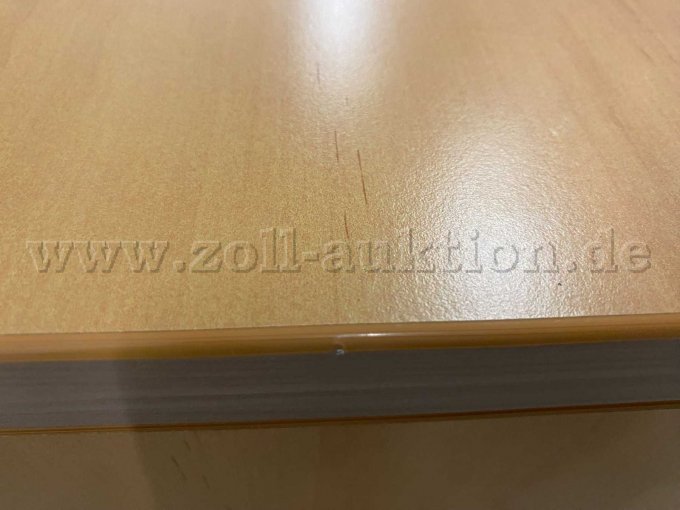 Eine kleine Stoßkante ist seitlich vorhanden.