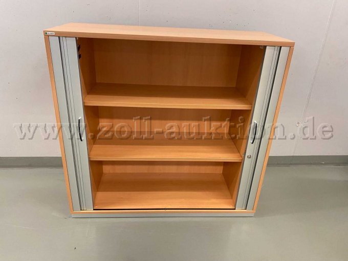 Im Querrolladenschrank sind 2 Regalböden vorhanden.