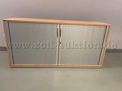 Der Querrolladenschrank ist in einem guten Zustand, weist aber alterstypische leichte Kratzer auf der Oberfläche auf.