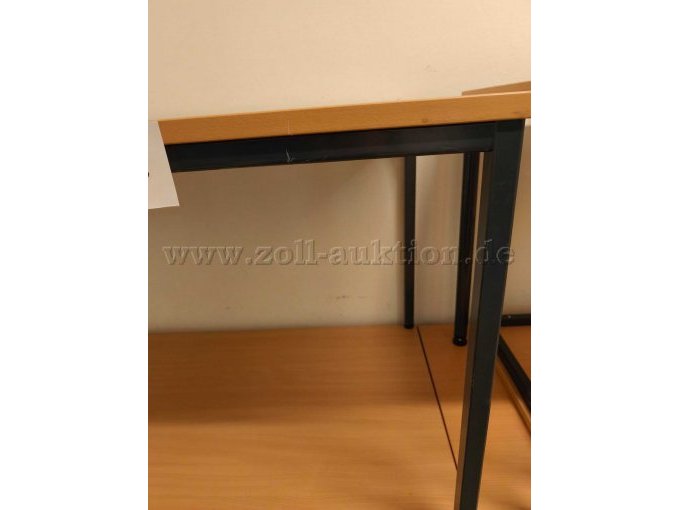 tiefgehende Kratzer an Tischkante und Gestell