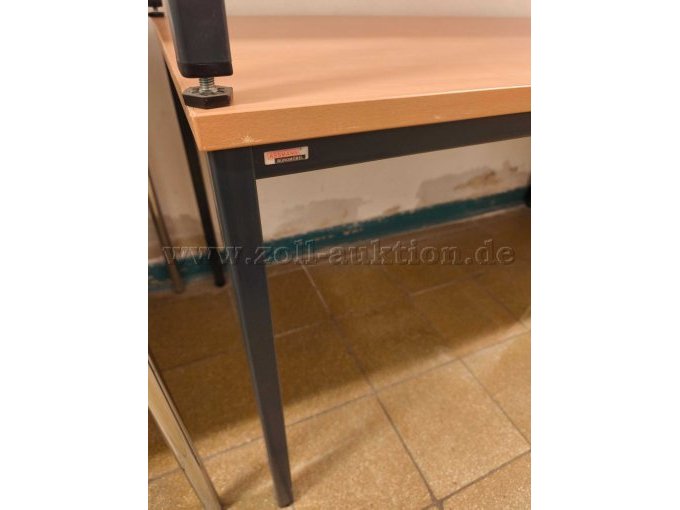 tiefgehende Kratzer an Tischkante und Gestell