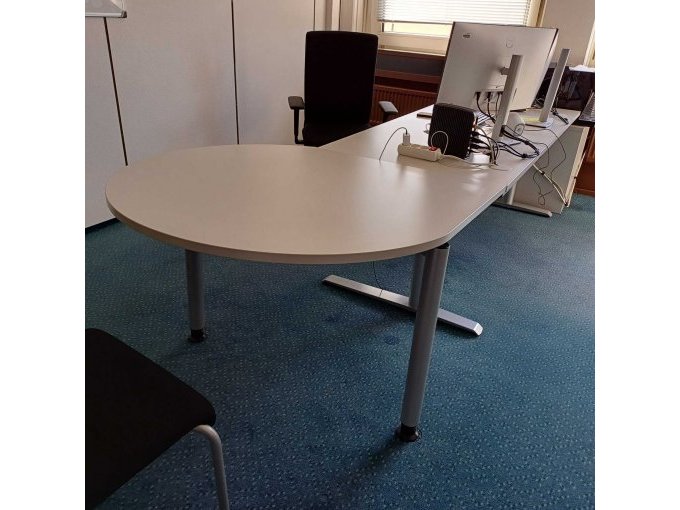 Schreibtisch mit Besprechnungsansatz rechts