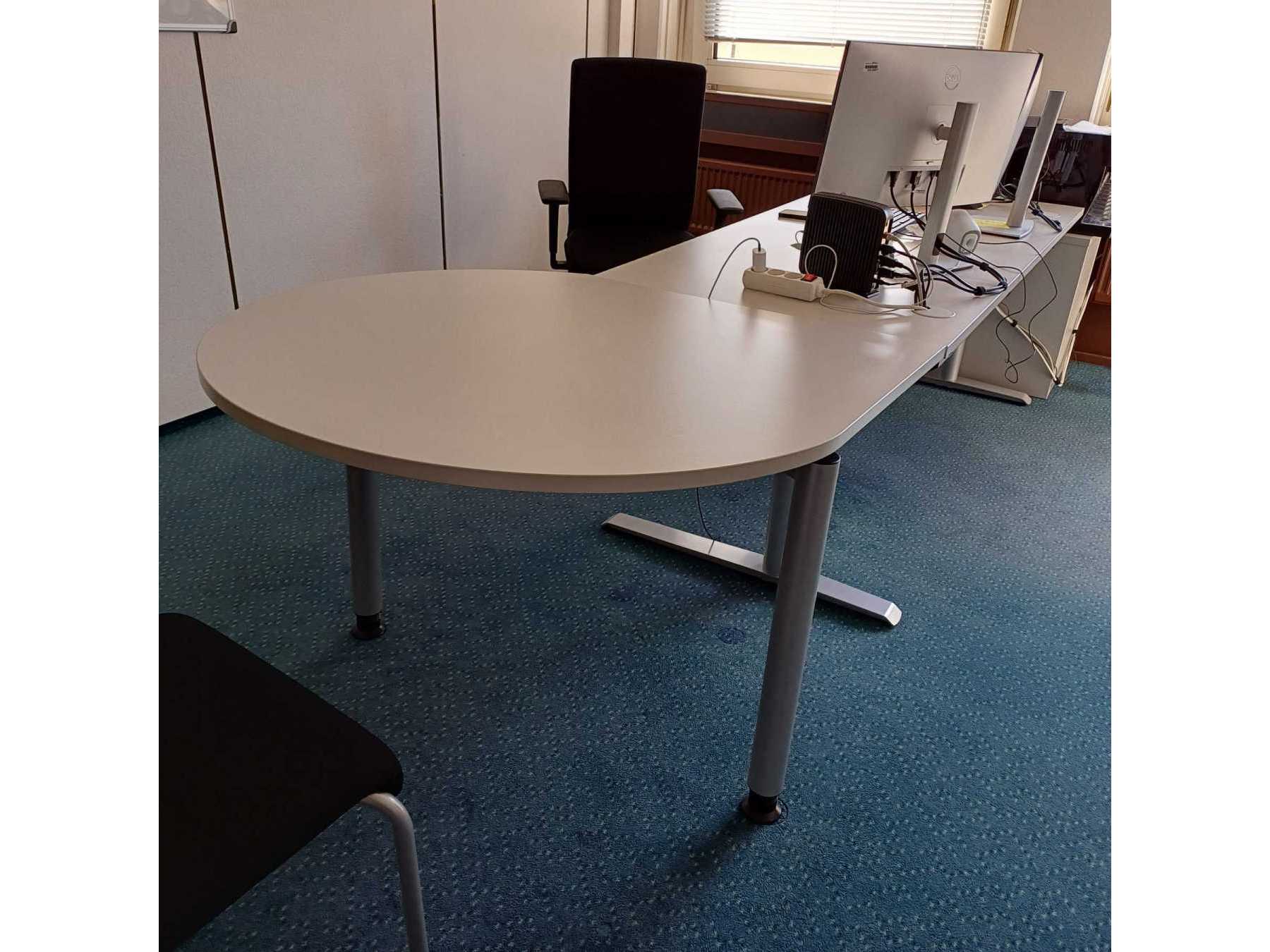 Schreibtisch mit Besprechnungsansatz rechts