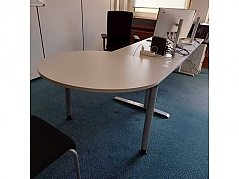 Schreibtisch mit Besprechnungsansatz rechts