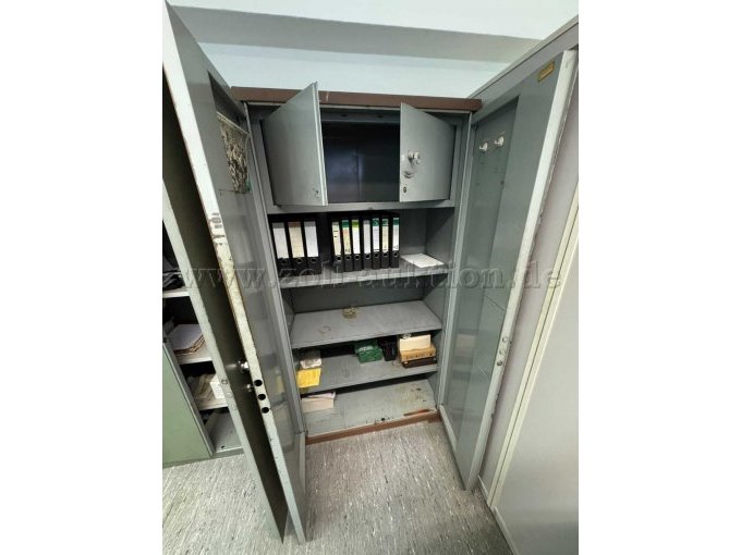Details großer Schrank braun