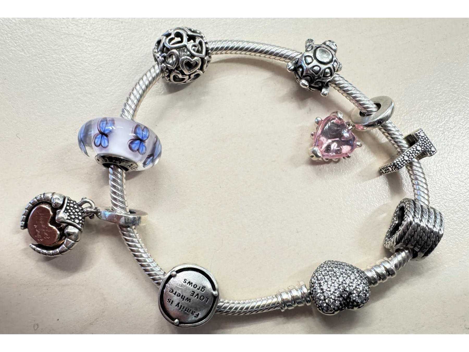 Pandora, Armband mit 8 Charms