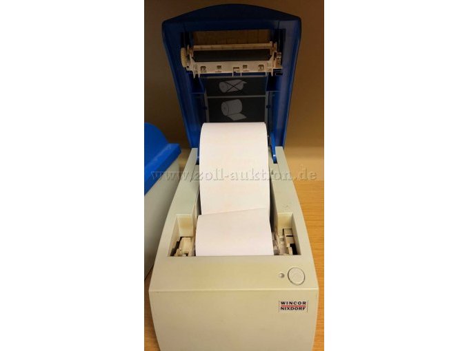 Geöffnete Abdeckung mit eingelegtem Druckerpapier